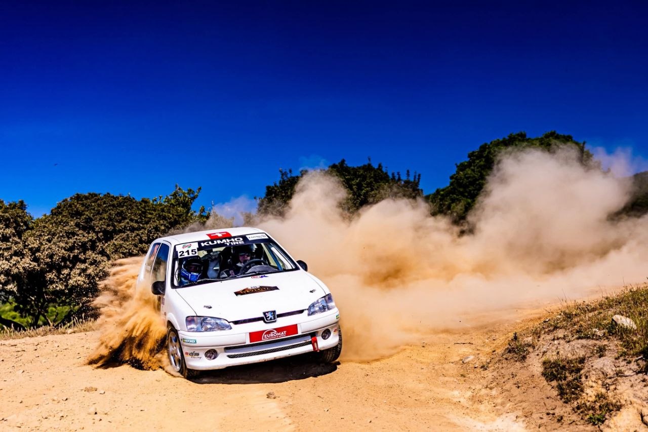 Peugeot 106 S16 sur terre à Aléria